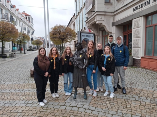 Daffodils Campaign in Płock thanks to Monika Niedźwiecka and young people from the Complex of Economic and Merchant Schools.